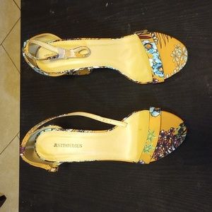 Floral Open toe heeled sandals color Mustard